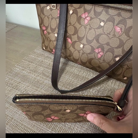 Coach signature butterfly tote and matching Wrislet 🦋 - Picture 5 of 6